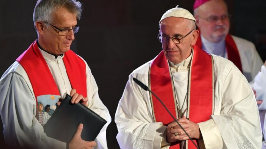 Papież Franciszek (P) i sekretarz generalny Światowej Federacji Luterańskiej pastor Martin Junge podczas nabożeństwa ekumenicznego w katedrze w Lund. Fot. PAP/EPA
