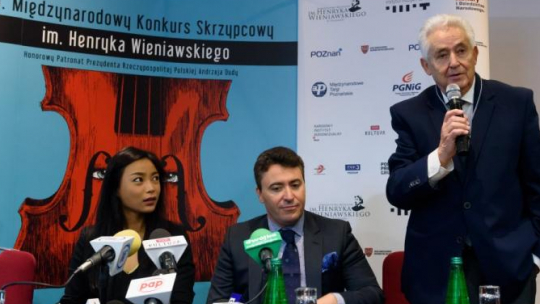Andrzej Wituski, dyrektor XV Międzynarodowego Konkursu Skrzypcowego im. Henryka Wieniawskiego (P), przewodniczący jury Maxim Vengerov i laureatka XIV edycji konkursu Soyoung Yoon. Fot. PAP/J. Kaczmarczyk