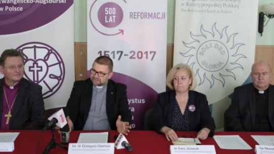 Od lewej: bp Kościoła Ewangelicko-Augsburskiego Jerzy Samiec, prezes synodu luteran Grzegorz Giemza, prezes synodu Kościoła kalwińskiego Ewa Jóźwiak i bp Kościoła Ewangelicko-Reformowanego Marek Izdebski. Fot. PAP/A. Grygiel