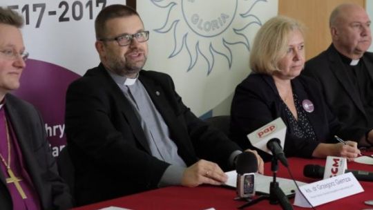Od lewej: bp Kościoła Ewangelicko-Augsburskiego Jerzy Samiec, prezes synodu luteran Grzegorz Giemza, prezes synodu Kościoła kalwińskiego Ewa Jóźwiak i bp Kościoła Ewangelicko-Reformowanego Marek Izdebski. Konferencja prasowa przed sesjami synodów w Cieszynie. 14.10.2016. Fot. PAP/A. Grygiel