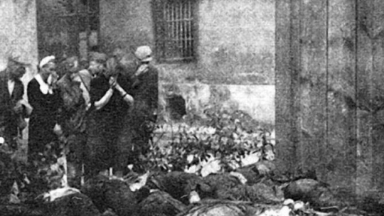 Ofiary mordów NKWD we Lwowie, więzienie przy ul. Łąckiego. Początek lipca 1941 r. Źródło: Wikimedia Commons