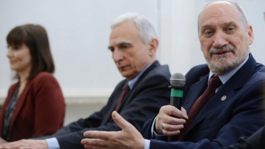 Antoni Macierewicz (P), Piotr Naimski i Justyna Błażejowska autorka książki "Harcerską drogą do niepodległości. Od +Czarnej Jedynki+ do Komitetu Obrony Robotników”. Warszawa, 12.10.2016. Fot. PAP/J. Turczyk