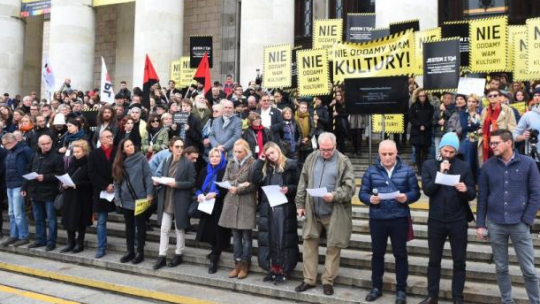 Manifestacja "Nie oddamy wam kultury" przed PKiN. Fot. PAP/R. Pietruszka
