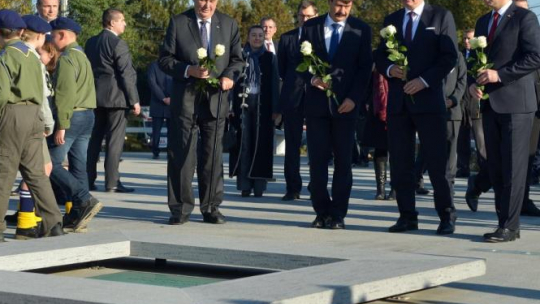 Prezydenci: Polski – Andrzej Duda (P), Słowacji – Andrej Kiska (2P), Węgier – Janos Ader (3P) i Czech – Milos Zeman (4P) składają kwiaty na placu przed Muzeum Polaków Ratujących Żydów podczas II wojny światowej im. Rodziny Ulmów w Markowej. Fot. PAP/D. Delmanowicz