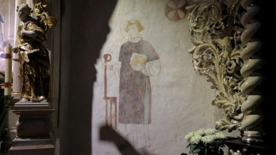 Odrestaurowane malowidło przedstawiające patrona kościoła pod wezwaniem św. Wawrzyńca w Olsztynie. Fot. PAP/T. Waszczuk
