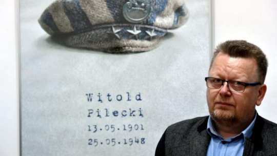 Zbigniew Babiński - autor zwycięskiego plakatu na pokonkursowej wystawie plakatów "Rotmistrz Pilecki bohater niezwyciężony. Raport z Auschwitz". Fot. PAP/J. Bednarczyk