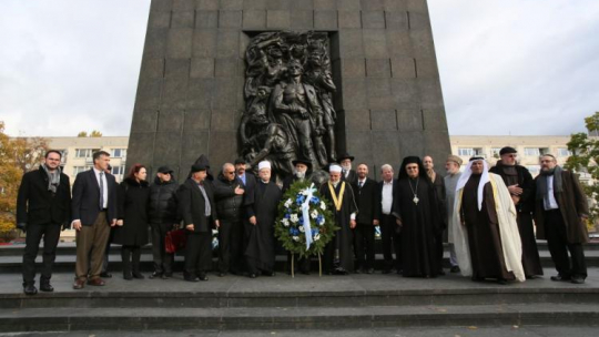 Uczestnicy spotkania w Muzeum Polin przed Pomnikiem Bohaterów Getta w Warszawie. Fot. PAP/L. Szymański