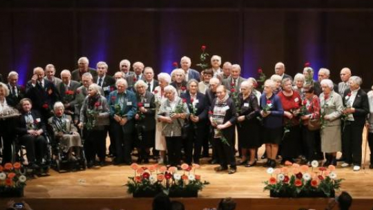 Wspólne zdjęcie Sprawiedliwych. Gala z okazji pierwszego ogólnopolskiego zjazdu polskich Sprawiedliwych Wśród Narodów Świata. Fot. PAP/P. Supernak