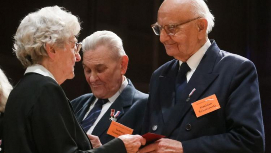 Stanisław Świerczewski odbiera medal Sprawiedliwych Wśród Narodów Świata z rąk prezes Polskiego Towarzystwa Sprawiedliwych wśród Narodów Świata Anny Stupnickiej-Bando. Fot. PAP/P. Supernak 