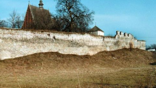 Mury obronne w Szydłowie. 2000 r. Fot. PAP/P. Polak