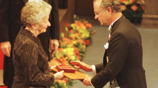 Wisława Szymborska odbiera z rąk króla Karola XVI Gustawa literacką Nagrodę Nobla. 10.12.1996. Fot. PAP/CAF/J. Bednarczyk