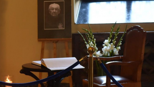 Księga kondolencyjna wyłożona w krakowskim magistracie po śmierci Andrzeja Wajdy. Fot. PAP/J. Bednarczyk