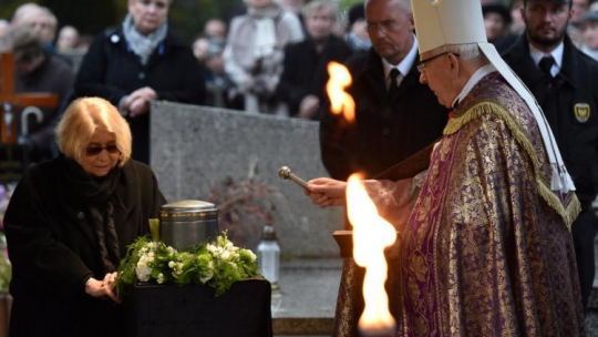 Żona zmarłego Andrzeja Wajdy - Krystyna Zachwatowicz-Wajda i ks. Jerzy Bryła podczas uroczystości pogrzebowych na cmentarzu Salwatorskim w Krakowie. Fot. PAP/J. Bednarczyk