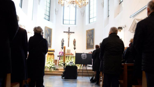 Urna z prochami Andrzeja Wajdy wystawiona w kościele św. Jacka w Warszawie przed nabożeństwem żałobnym. Fot. PAP/J. Turczyk