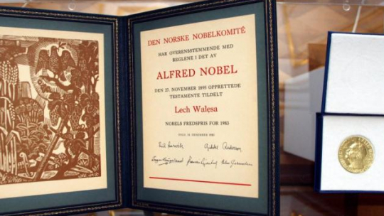 Dyplom i Medal Pokojowej Nagrody Nobla, który otrzymał Lech Wałęsa Fot. PAP/T. Gzell