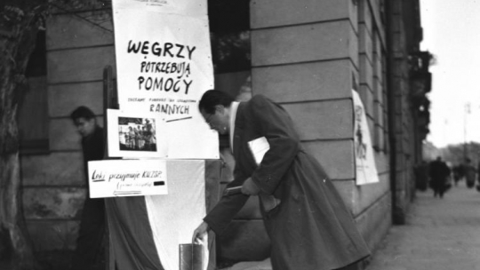 Punkt pomocy dla Węgrów przy Krakowskim Przedmieściu. Warszawa, 10/11.1956 r.  Fot. PAP/CAF