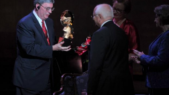 George Weigel (L) odbiera z rąk Wojciecha Siudmaka Nagrodę Pokoju. Fot. PAP/M. Bielecki