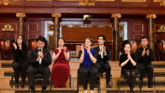 Finaliści XV Międzynarodowego Konkursu Skrzypcowego im. Henryka Wieniawskiego: Japończyk Ryosuke Suho (L), Japończyk Seiji Okamoto (2L), Polka Maria Włoszczowska (3L), reprezentująca Gruzję i Turcję Veriko Tchumburidze (C), reprezentujący USA i Tajwan Richard Lin (3P), Koreanka Bomsori Kim (2P) i Amerykanin Luke Hsu (P) podczas gali i koncertu laureatów w Poznaniu. Fot. PAP/J. Kaczmarczyk