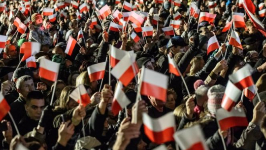 Mieszkańcy Białej Podlaskiej podczas wspólnego śpiewania z prezydentem Andrzejem Dudą pieśni patriotycznych. 11.11.2015. Fot. PAP/W. Pacewicz 
