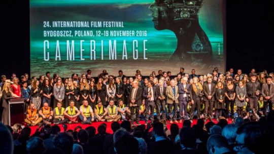 Zdjęcie grupowe laureatów 24. Festiwalu Sztuki Autorów Zdjęć Filmowych Camerimage. Fot. PAP/T. Żmijewski