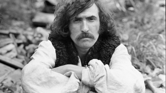 Jerzy Cnota w roli zbójnika Gąsiora na planie serialu „Janosik”. 1972 r. Fot. PAP/CAF/M. Sochor 