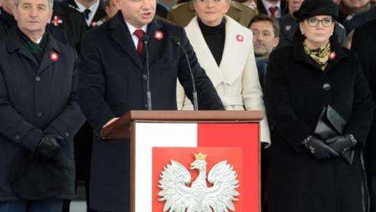  Prezydent Andrzej Duda z żoną Agatą Kornhauser-Dudą, marszałek Sejmu Marek Kuchciński oraz szefowa kancelarii prezydenta RP Małgorzata Sadurska podczas uroczystej odprawy wart przed Grobem Nieznanego Żołnierza na pl. Piłsudskiego w Warszawie w Święto Niepodległości. Fot. PAP/J. Turczyk