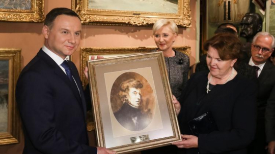 Prezydent RP Andrzej Duda z małżonką Agatą Kornhauser-Dudą przekazują obraz dla Muzeum Polskiego w Rapperswilu, na ręce dyrektor placówki Anny Buchmann. Fot. PAP/P. Supernak
