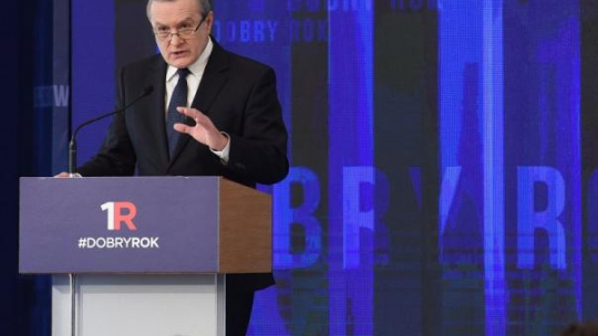 Wicepremier, minister kultury i dziedzictwa narodowego Piotr Gliński przedstawia sprawozdanie z pracy swojego resortu w sali im. Anny Walentynowicz w KPRM. 15.11.2016. Fot. PAP/R. Pietruszka