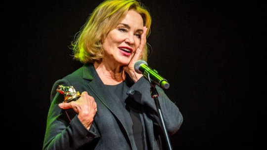 Amerykańska aktorka Jessica Lange z nagrodą im. Krzysztofa Kieślowskiego podczas gali otwarcia 24. edycji Międzynarodowego Festiwalu Sztuki Autorów Zdjęć Filmowych Camerimage w Bydgoszczy. Fot. PAP/T. Żmijewski