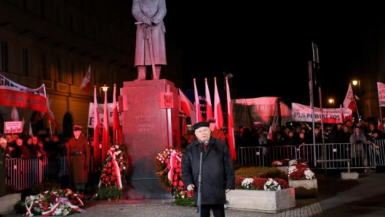Prezes PiS Jarosław Kaczyński przemawia przed pomnikiem marszałka Józefa Piłsudskiego na pl. Piłsudskiego w Warszawie. 10.11.2016. Fot. PAP/L. Szymański