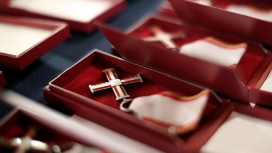 Krzyże Wolności i Solidarności. Fot. PAP/S. Rozpędzik