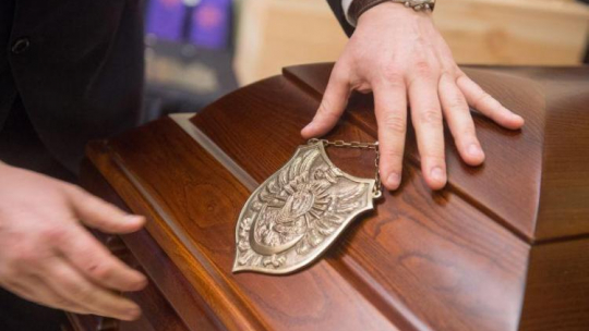 Uroczyste złożenie do trumny szczątków majora Zygmunta Szendzielarza „Łupaszki”. Fot. PAP/G. Michałowski 