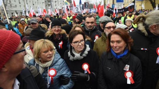 Aktorka Dorota Stalińska (2L), była premier, posłanka PO Ewa Kopacz (3L) oraz wicemarszałek Sejmu, posłanka PO Małgorzata Kidawa-Błońska (P) wśród uczestników marszu zorganizowanego przez Komitet Obrony Demokracji. Fot. PAP/R. Pietruszka