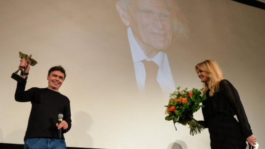 Jan P. Matuszyński, laureat nagrody Perspektywa im. Janusza "Kuby" Morgensterna i Grażyna Torbicka. Fot. PAP/M. Obara