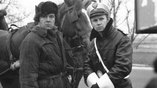 Scena z filmu "Miś". Nz: Stanisław Tym (L) i Eugeniusz Priwieziencew. Fot. PAP/W. Rozmysłowicz