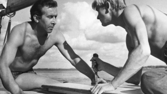 Leon Niemczyk (L) i Zygmunt Malanowicz (P) w filmie Romana Polańskiego "Nóż w wodzie". Fot. PAP