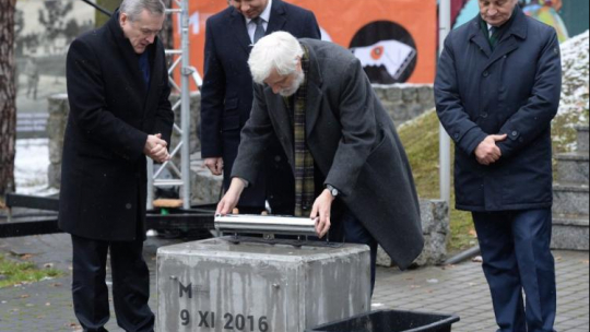 Prezydent Andrzej Duda (2L), wicepremier, minister kultury Piotr Gliński (L), marszałek Sejmu Marek Kuchciński (P) oraz dyrektor powstającego Muzeum Józefa Piłsudskiego w Sulejówku, wnuk Józefa Piłsudskiego Krzysztof Jaraczewski (2P) podczas uroczystości wmurowania kamienia węgielnego pod Muzeum w Sulejówku. Fot. PAP/J. Turczyk