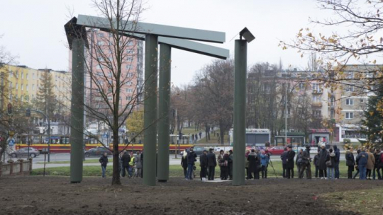 Inauguracja Roku Awangardy w Łodzi połączona z odsłonięciem wyremontowanej rzeźby "Dzwony dla Łodzi" autorstwa Gene Flores'a, powstałej w ramach projektu artystycznego "Konstrukcja w procesie". Fot. PAP/G. Michałowski