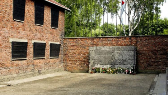 Ściana Straceń w b. niemieckim obozie koncentracyjnym Auschwitz. Fot. PAP/J. Ochoński