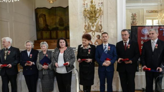 Od lewej: Andrzej Amons, Irena Godyń, Danuta Stanisława Pniewska, Małgorzata Młynarczyk, Nadzieja Slesariewa-Wiktorowska, Jerzy Wójcicki, Jerzy Żurawowicz, Igor Chodas podczas uroczystości wręczenia nagród "Świadek Historii". Fot. PAP/J. Kamiński