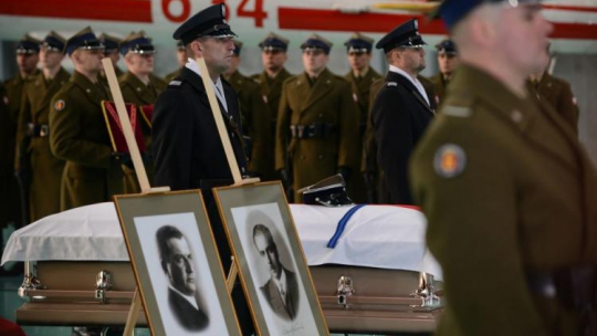 Sprowadzenie do Polski szczątków polskich oficerów - płk. Ignacego Matuszewskiego oraz mjr. Henryka Floyar-Rajchmana - uroczyste powitanie w Wojskowym Porcie Lotniczym Warszawa-Okęcie. Warszawa, 23.11.2016. Fot. PAP/J. Kamiński