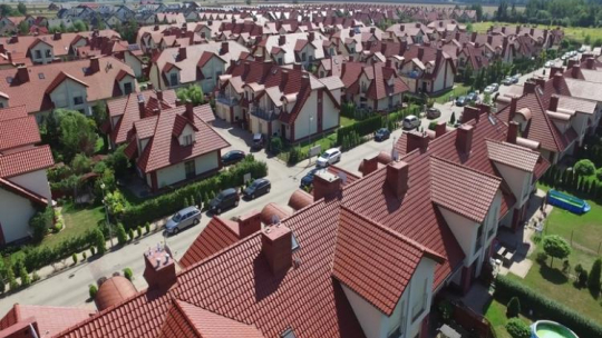 Festiwal  "Warszawa w budowie". Michał Januszaniec, Ewa Hevelke, „Komorowice”, kadr z filmu „Mały biały domek”, 2016