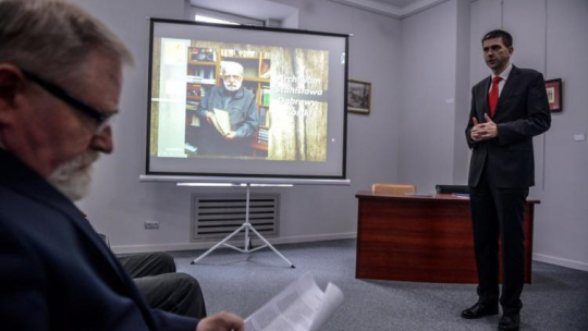 Dyrektor Archiwum Akt Nowych Tadeusz Krawczak (L) i Naczelny Dyrektor Archiwów Państwowych Wojciech Woźniak podczas prezentacji Archiwum Stanisława Kostki-Dąbrowy oraz przekazania do zasobu AAN archiwów oficerów KG AK. Fot. PAP/J. Kamiński
