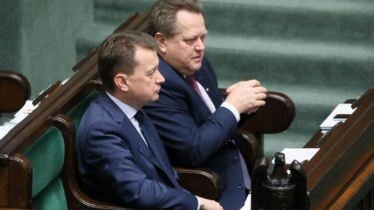 Minister spraw wewnętrznych i administracji Mariusz Błaszczak (L) i wiceminister Jarosław Zieliński (P) podczas debaty nad projektem "ustawy dezubekizacyjnej". Fot. PAP/P. Supernak