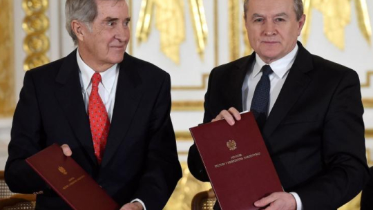 Fundator i Prezydent Rady Fundacji Książąt Czartoryskich Adam Karol Czartoryski (L) i wicepremier, minister kultury Piotr Gliński podczas uroczystości podpisania umowy na Zamku Królewskim w Warszawie. Fot. PAP/R. Pietruszka