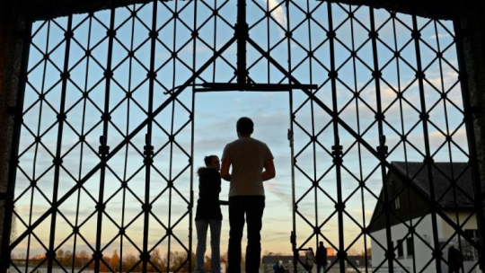 Brama na terenie b. obozu koncentracyjnego w Dachau, po kradzieży napisu "Arbeit macht frei". 2014.11.02. Fot. PAP/EPA