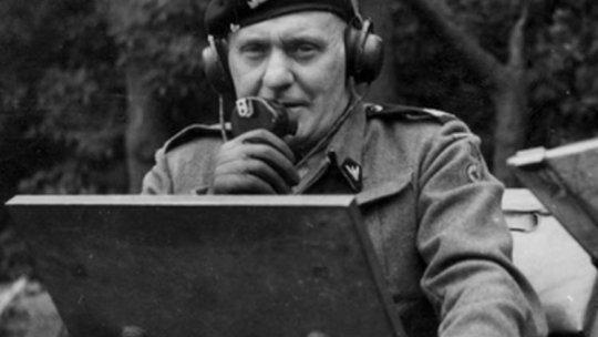 Gen. Stanisław Maczek podczas ćwiczeń 1 Dywizji Pancernej przed inwazją na kontynent. Lipiec 1944 r. Źródło: NAC
