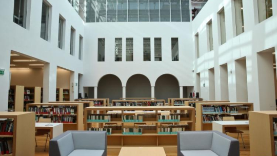 Biblioteka Publiczna m.st. Warszawy przy ul. Koszykowej. Fot. PAP/R. Guz