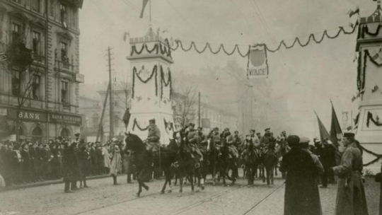Wkroczenie oddziałów legionowych do Warszawy. Wojska przejeżdżaja przez bramę triumfalną w Al. Jerozolimskich. Źródło: CAW 