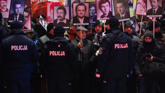 Manifestacja organizowana przez Związek Osób Represjonowanych w Stanie Wojennym w 35. rocznicę wprowadzenia stanu wojennego. Fot. PAP/R. Guz